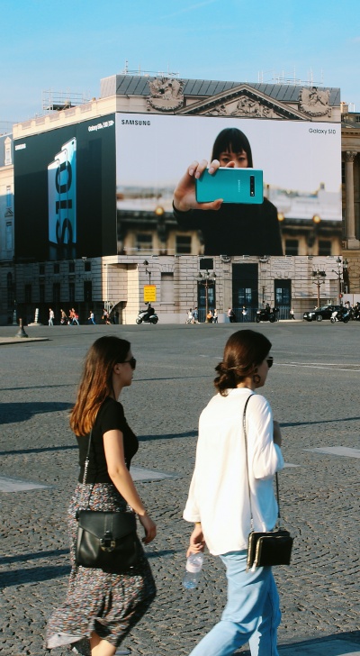 Ejemplo de espectacular para publicidad de celulares